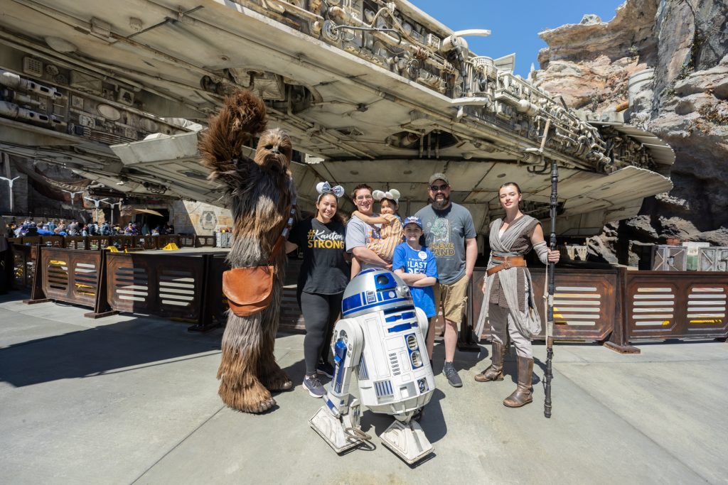 Wish kid Kanton and family pose with Star Wars characters in Batuu