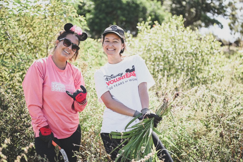 Disney VoluntEARS pose at Aulani cleanup event