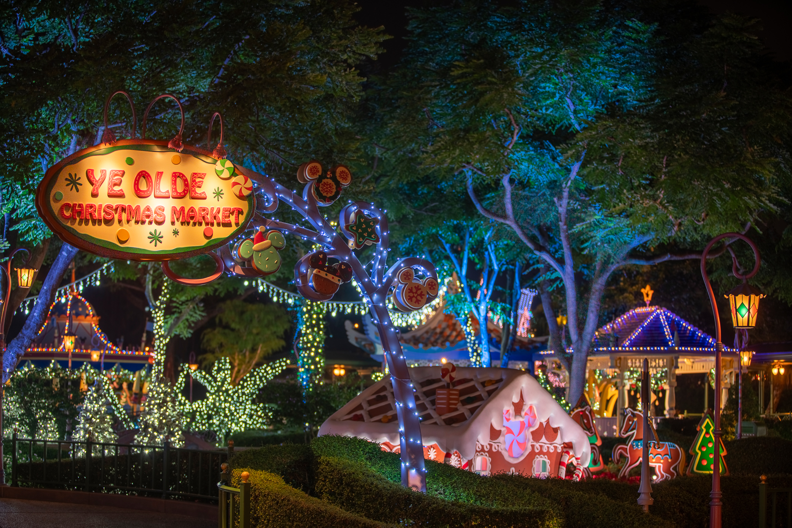 HKDL_A-Disney-Christmas-2025_Deco_Ye-Old