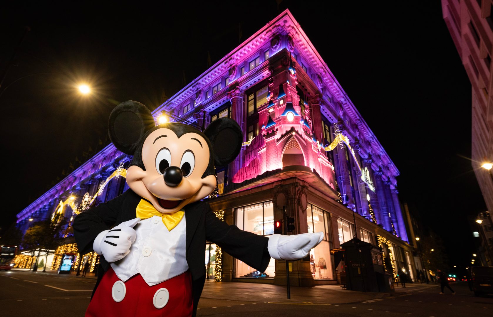 Mickey-Mouse-‘A-Most-Magical-Christmas-S