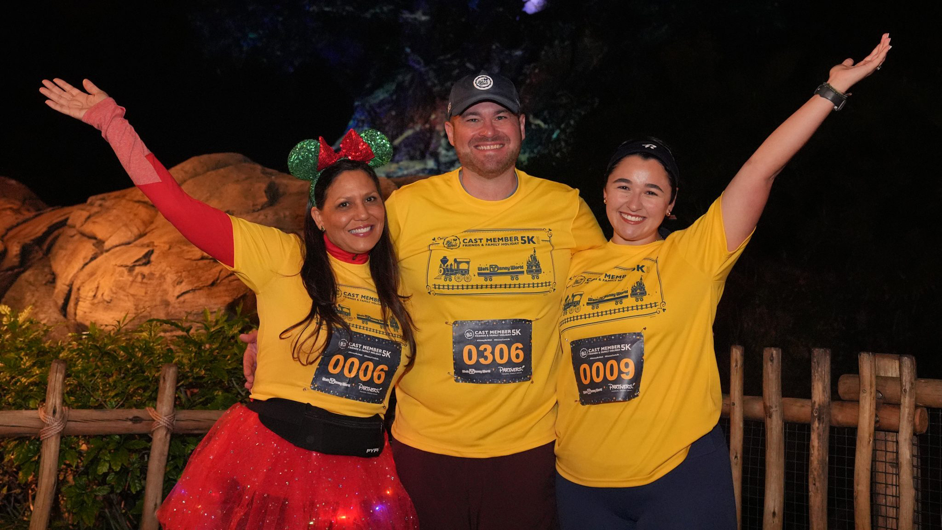 3 cast members pose for a photo at the Holiday 5k event