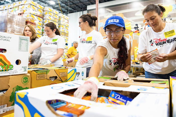 Disney VoluntEARS donate food to local community